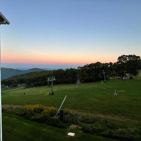 Diamond Adventure Slope Side With Foosball And Arcade At Wintergreen Resort מראה חיצוני תמונה