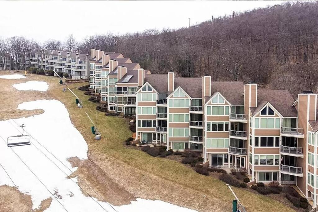 Diamond Adventure Slope Side With Foosball And Arcade At Wintergreen Resort מראה חיצוני תמונה